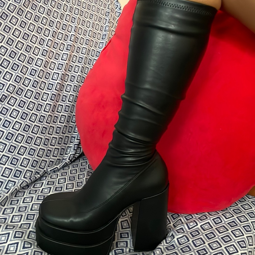Steve Madden Platform Cypress Boots  Size 6
